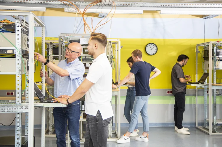 Angewandte Informatik (B. Sc.) - dual im Netzwerkeraum mit Prof. Dr. Thielen und Studenten. Fotografin: Samira Schulz