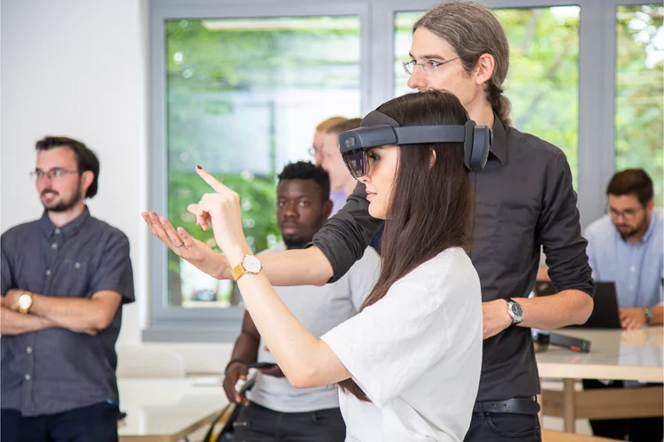 Angewandte Informatik (B. Sc.) mit VR Brille und Prof. Dr. Wiebel