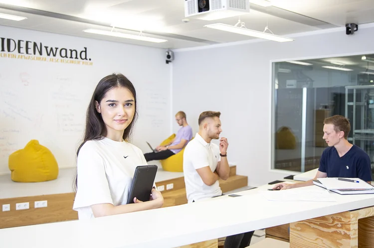 Studierende der Wirtschaftsinformatik arbeiten zusammen. Fotografin: Samira Schulz