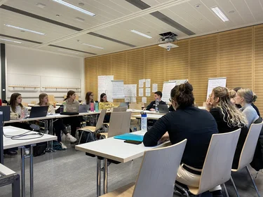 Eine Gruppe Studierender bei der gemeinsamen Projektarbeit