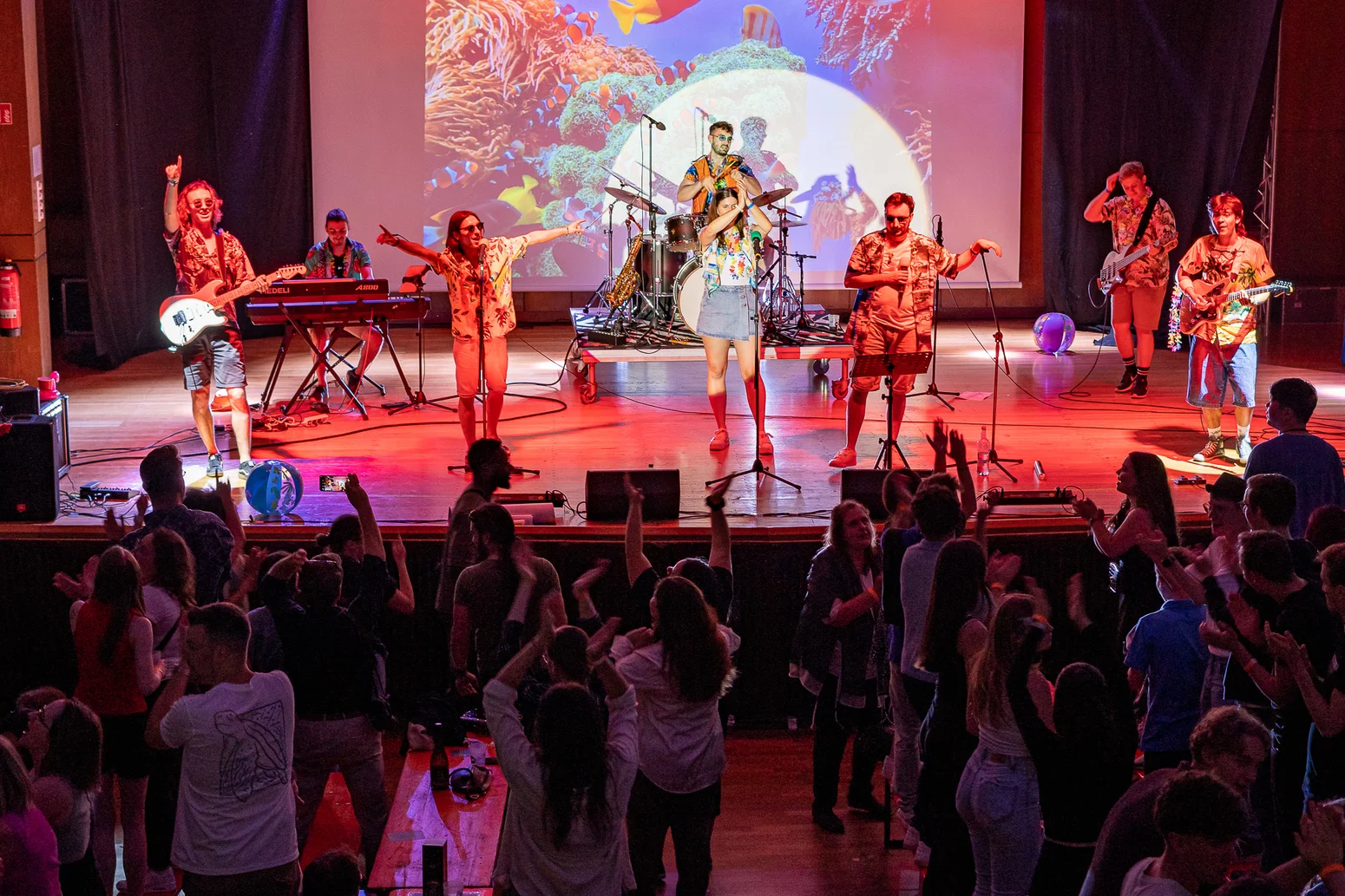 Die Hochschulband "The Beats" mit ihrem Publikum während ihres Auftritts auf dem Showabend.