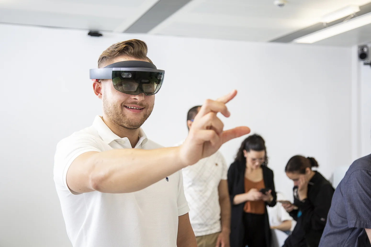 Student benutzt VR Brille und lacht 