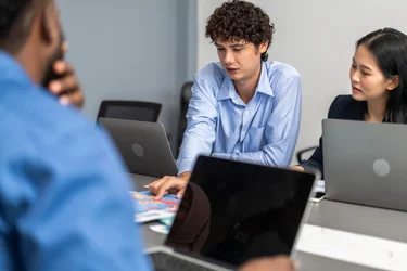IT-Berater besprechen gemeinsam ein Softwareprojekt an einem Besprechungstisch.
