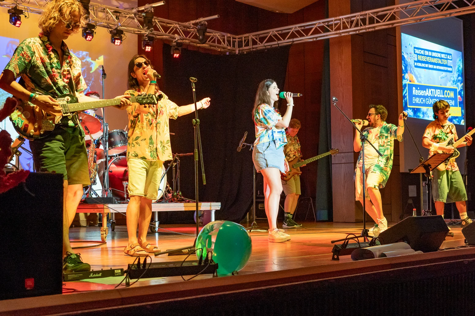 Die Hochschulband "The Beats" tritt auf dem Showabend auf.