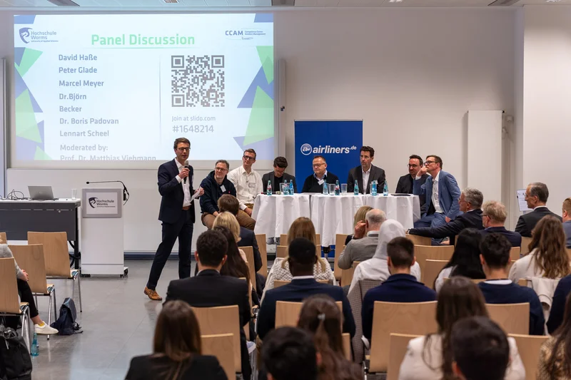 Die Zuhörenden verfolgen die Panel Discussion auf dem Aviation Day 2025.