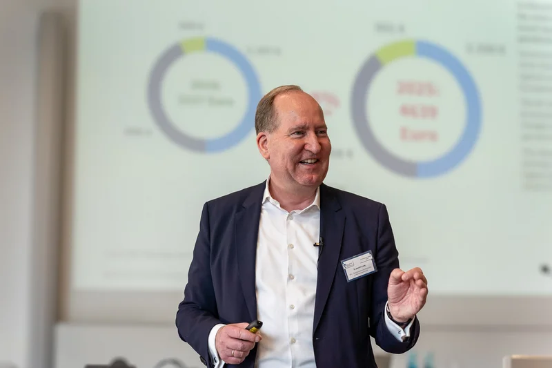 Dr. Joachim Lang hält einen Fachvortrag auf dem Aviation Day 2025.