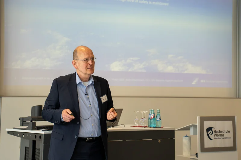 Arndt Schönemann hält einen Vortrag auf dem Aviation Day 2024.