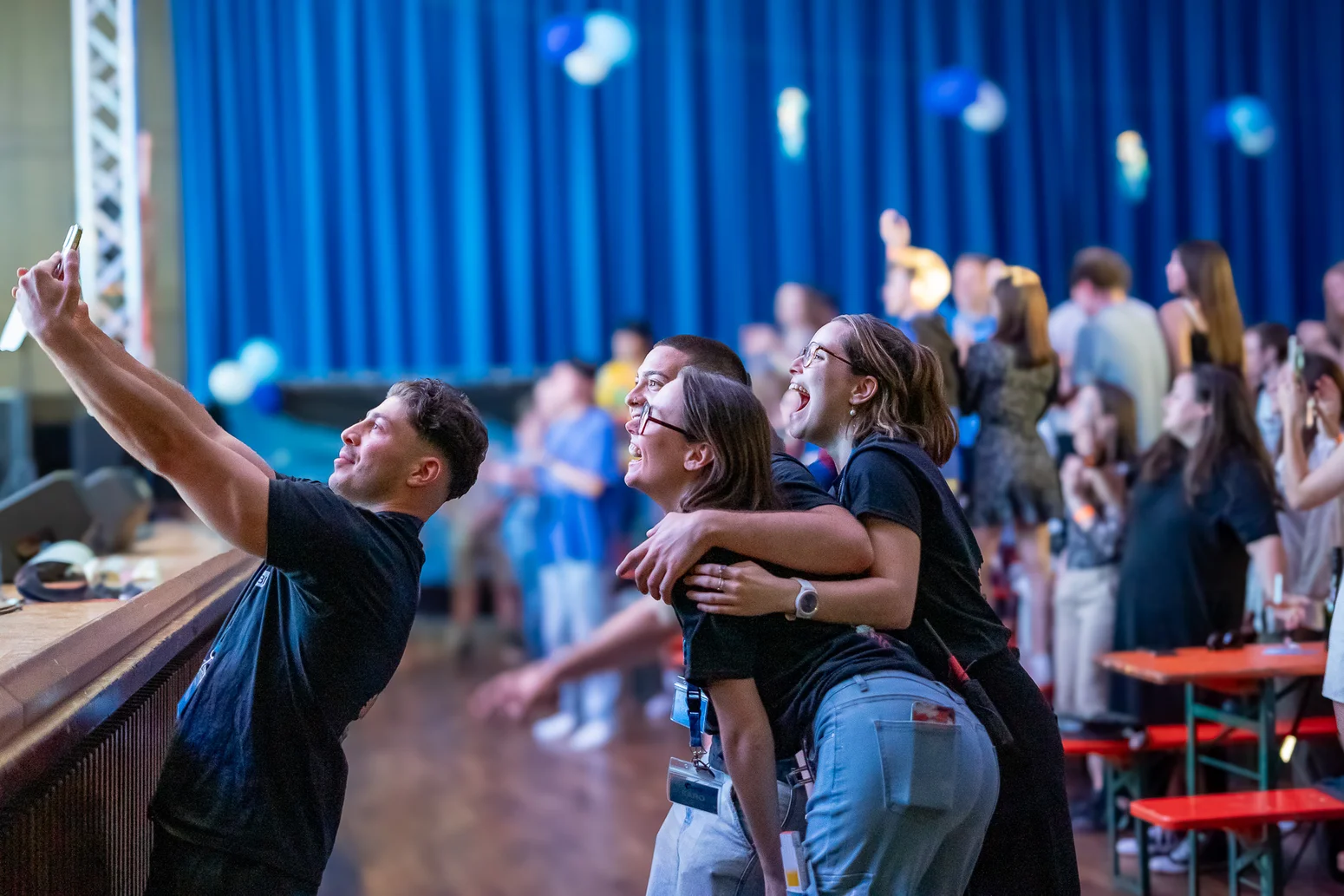 Kommilitonen nehmen ein Selfie von sich auf während des Showabends an der Hochschule Worms.