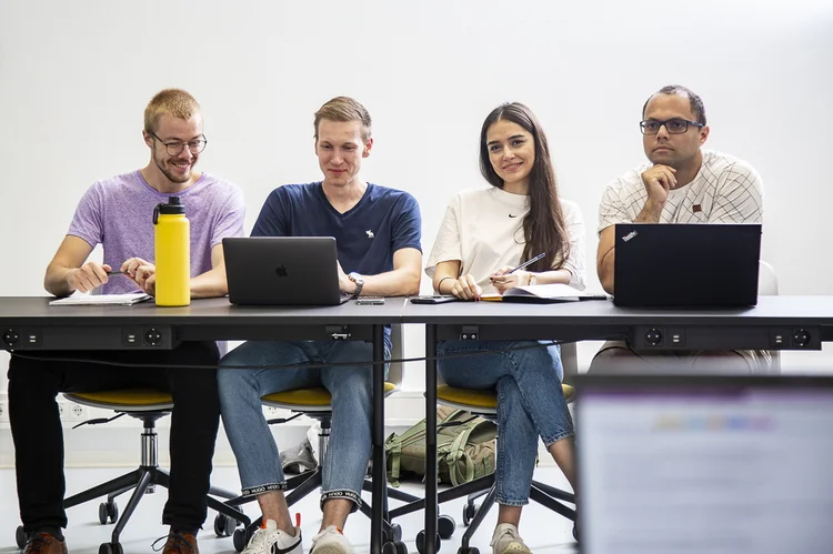 Studierende der Wirtschaftsinformatik arbeiten zusammen. Fotografin: Samira Schulz
