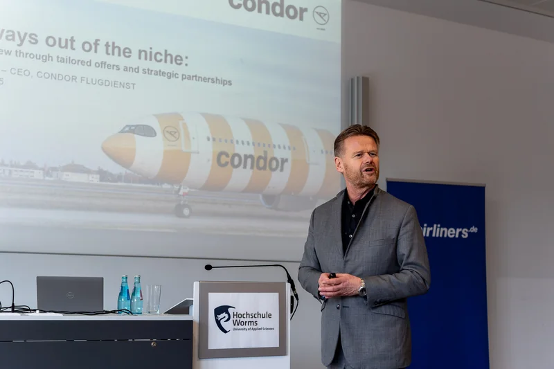 Peter Gerber auf einem Vortrag beim Aviation Day 2025.