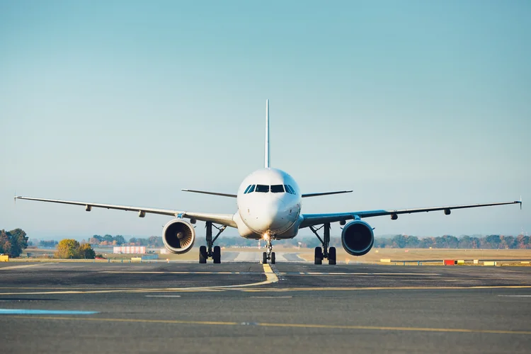 Ein Flugzeug auf dem Weg zur Rollbahn