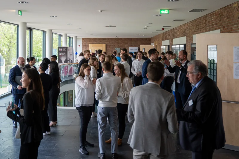 Praktiker und Studierende führen Gespräche während der Networking Break auf dem Aviation Day 2024.
