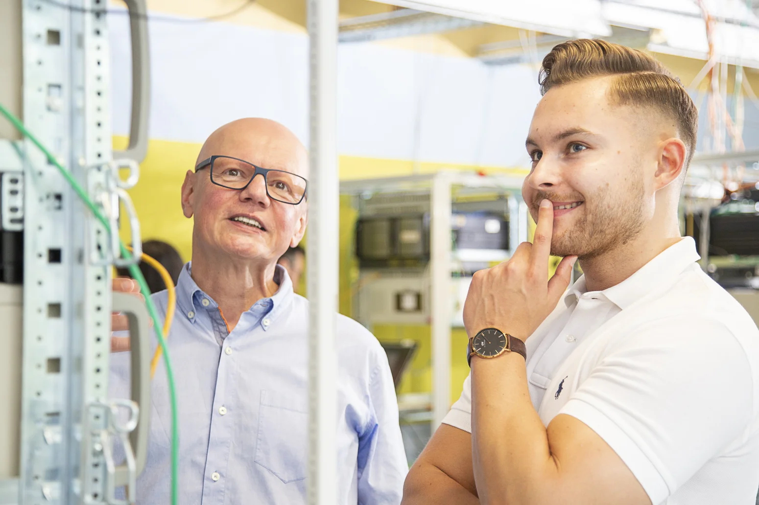 Prof und Studi im Netzwerkeraum