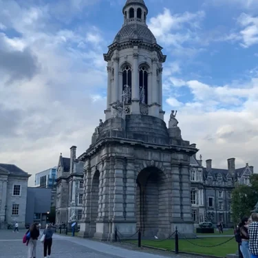 Großes Gebäude in Irland