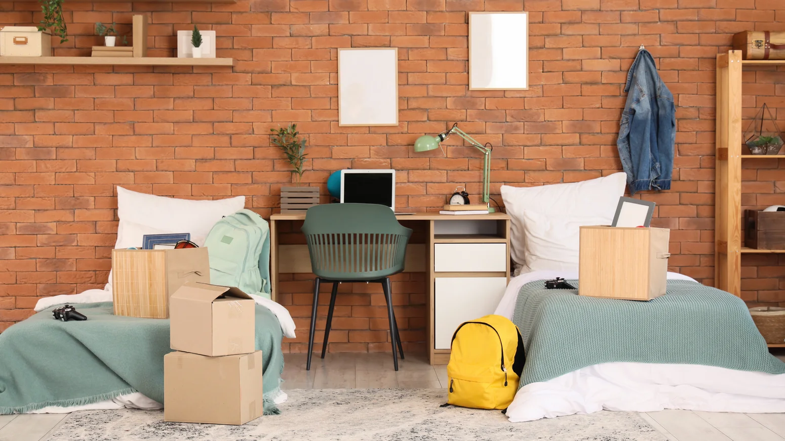 Modern eingerichtetes Studentenzimmer im Wohnheim mit Schreibtisch, Bett und Stauraum. Eine helle, freundliche Atmosphäre bietet ideale Voraussetzungen zum Lernen und Wohnen – in direkter Nähe zur Hochschule.