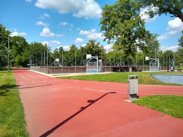 Leichtathletik in einem Park in Budapest