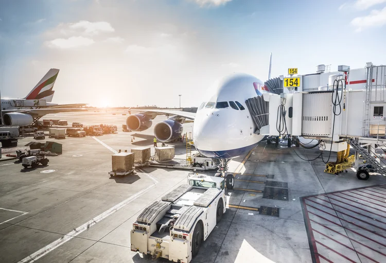 Flugzeug, bereit zum Einsteigen, an einem Drehkreuzflughafen