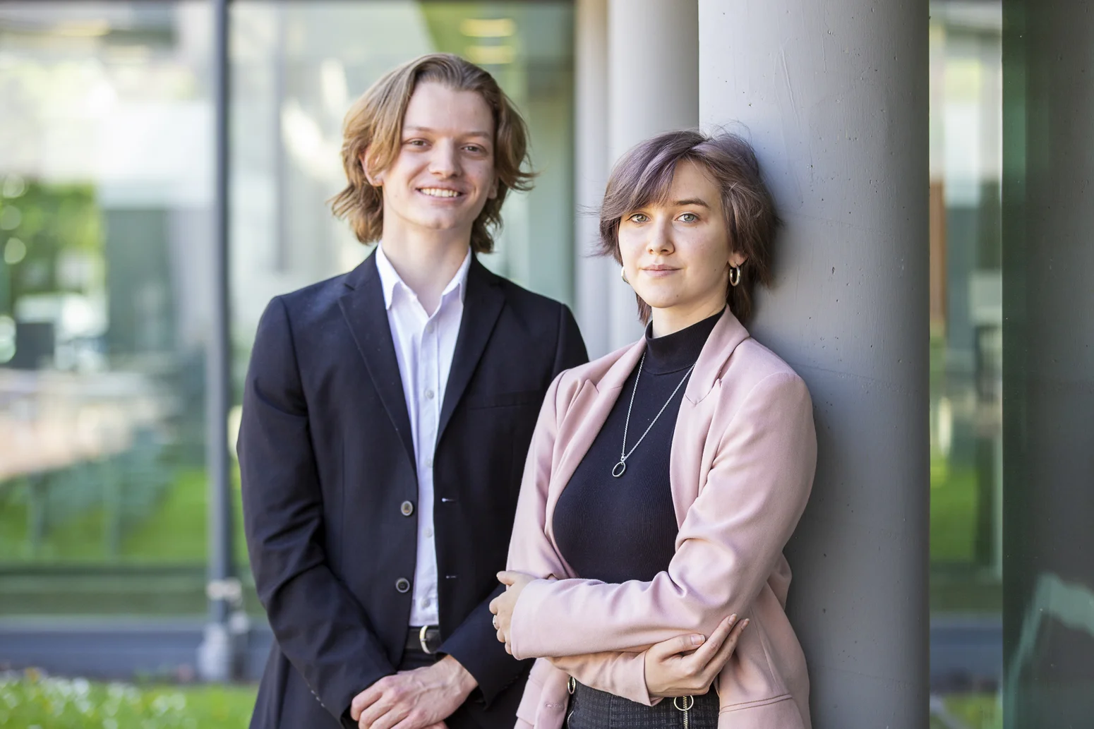 Studierende des Studiengangs International Tourism Management vor der Hochschule Worms