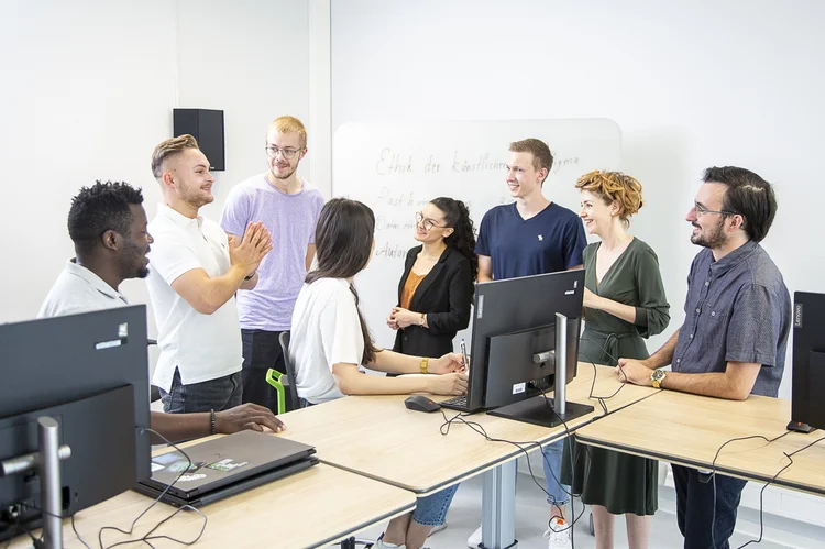 Professorin und Studierende arbeiten zusammen. Fotografin: Samira Schulz