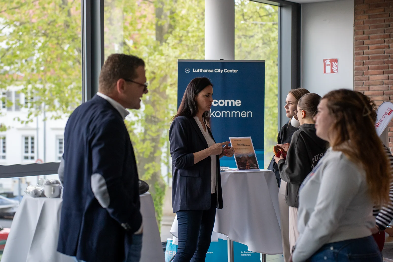 Unternehmensvertreterinnen und Unternehmensvertreter im Gespräch mit Studierenden auf dem Business Travel Day 2024.