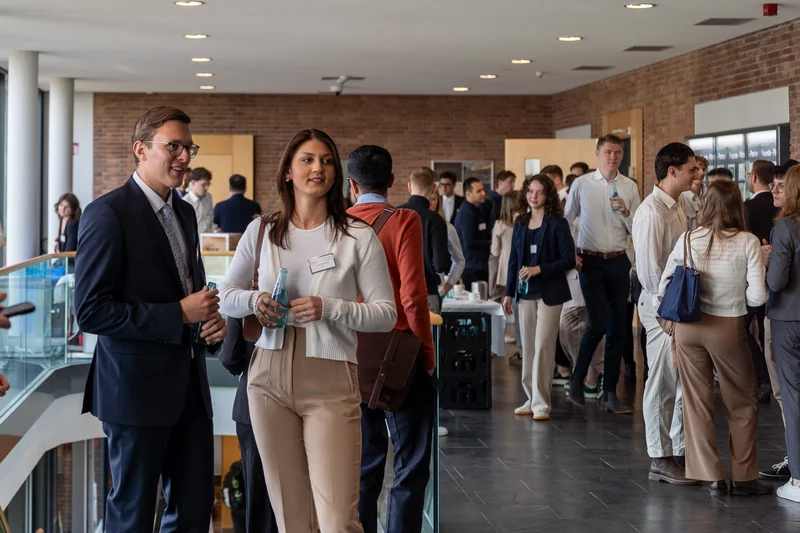 Die teilnehmenden Studierenden führen Fachgespräche mit Branchenvertreterinnen und -vertretern auf dem Aviation Day 2025.