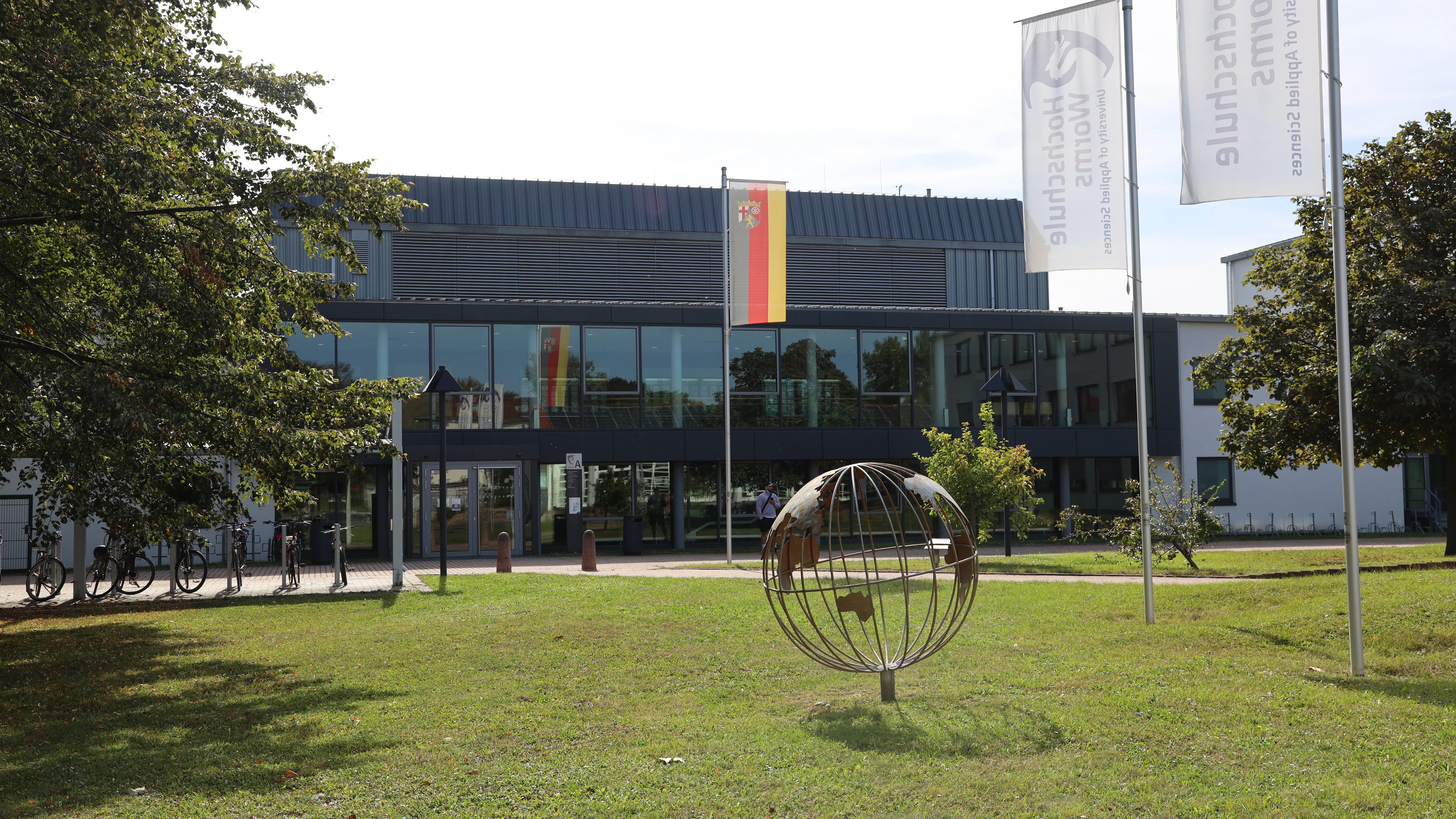 Campus der Hochschule Worms im Frühling 